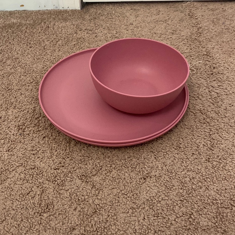 2 plates, 1 bowl